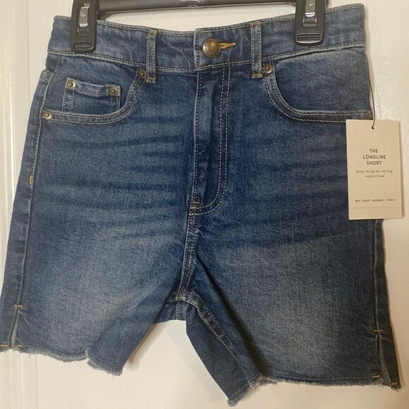 NWT size 8 girl’s above the knee denim shortsCasual 5 pocket frayed hem mid - Picture 4 of 5